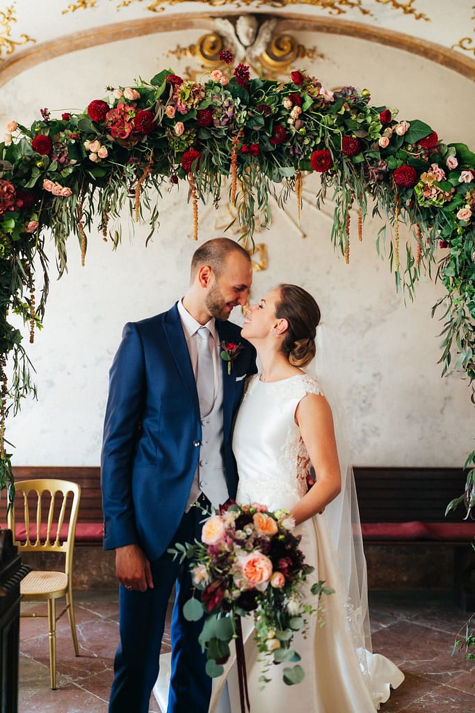 Glücklich verheiratet in Schloss Hof mit Hochzeitsplaner Die Hochzeitshummel | Foto: Nicole Heiling